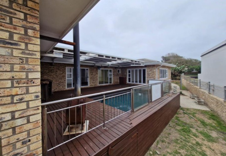 To Let 4 Bedroom Property for Rent in Winterstrand Eastern Cape